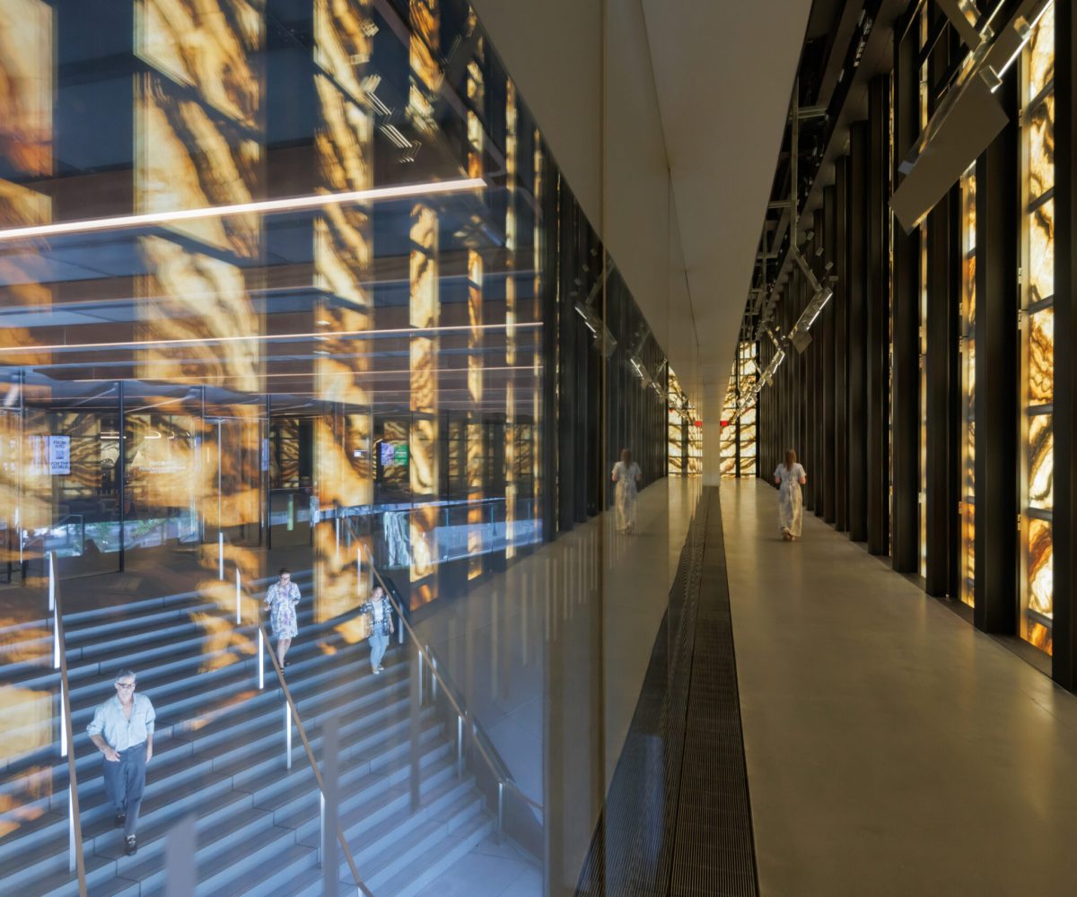 07 Perelman Performing Arts Center, interior corridor “bridge” on lobby level, designed by REX. Image Iwan Baan.